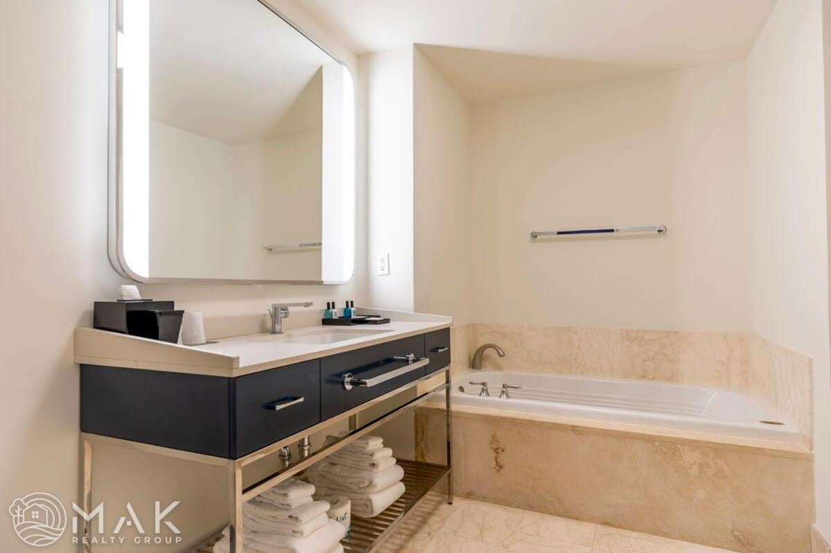 Fontainebleau Resort High Floor W Ocean Views Miami Beach Exterior photo